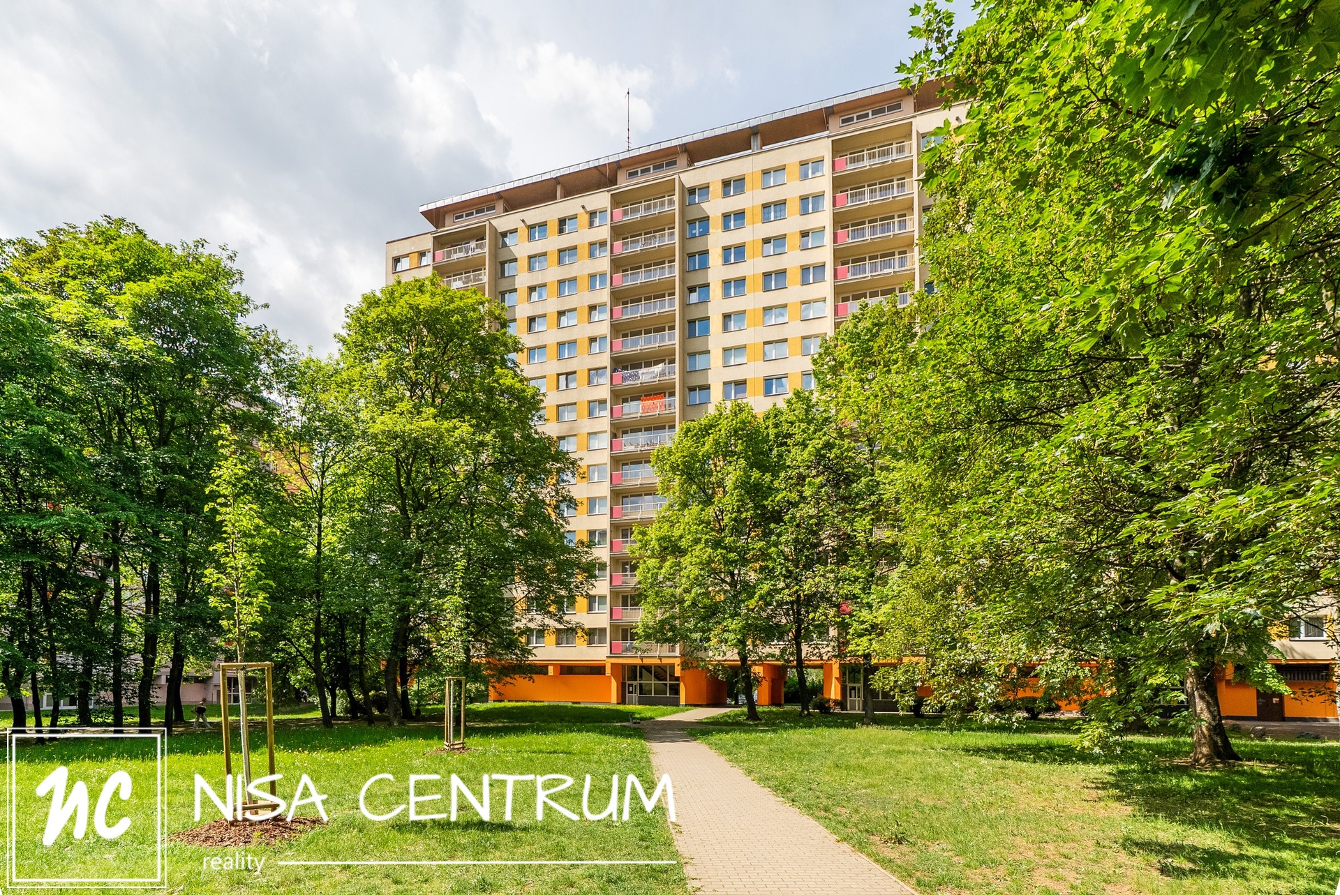 Prodej bytu 3+1 70 m² s nádherným výhledem v Praze - Kobylisích